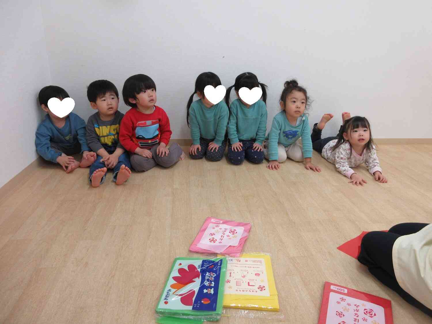 保育士の話を真剣に聞いています！何が始まるの～？