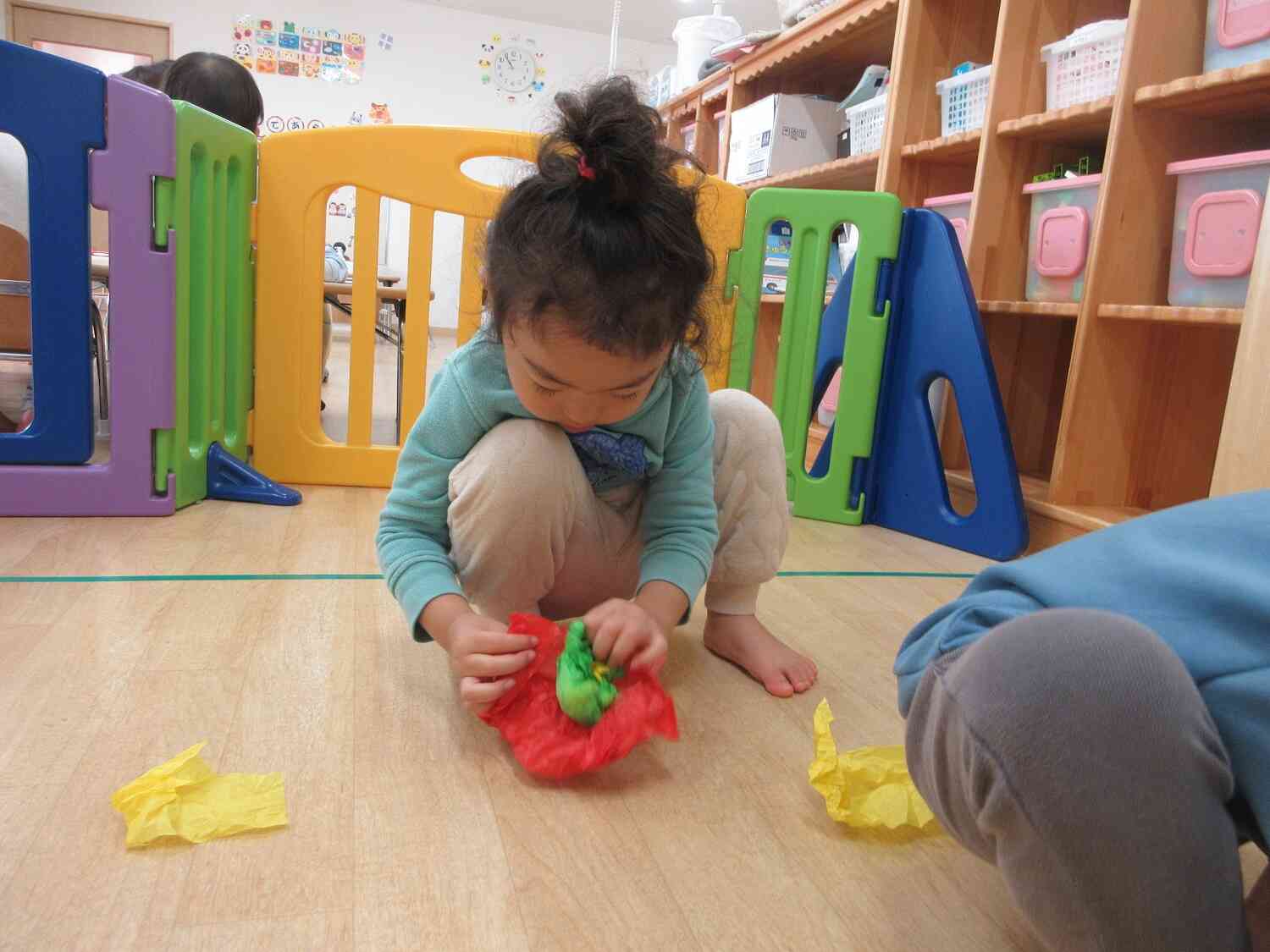 丸めた花紙を、つつんでみよう…