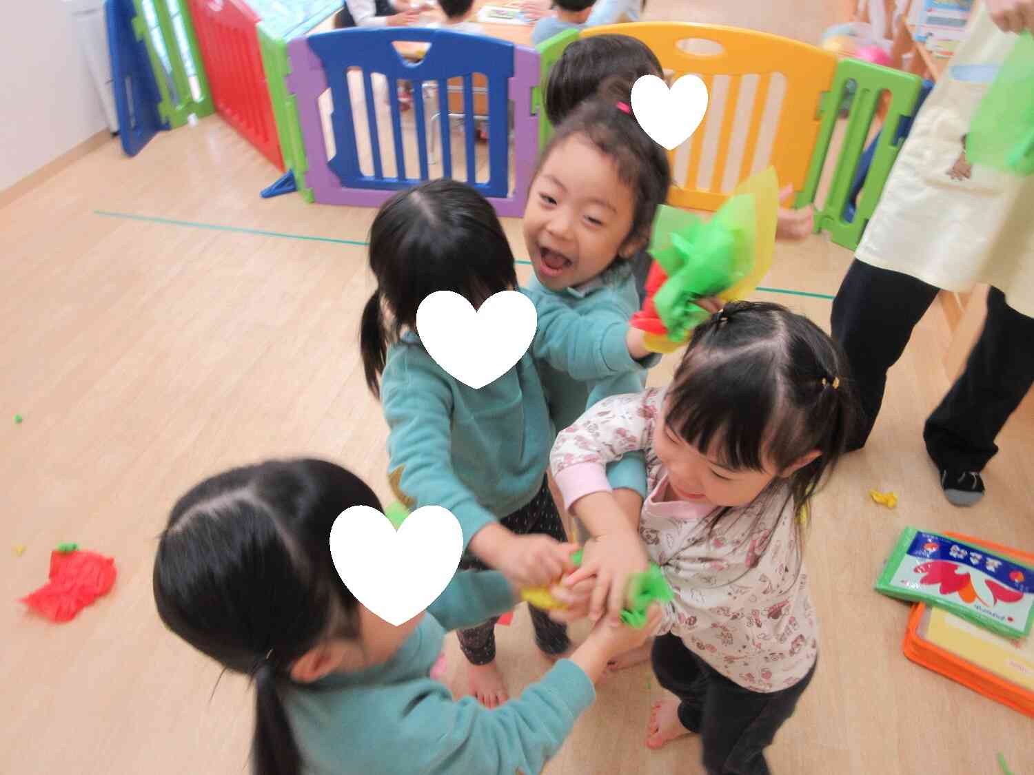 ひらひら…と落ちてきたお花紙、上手にキャッチして遊んでいます◎