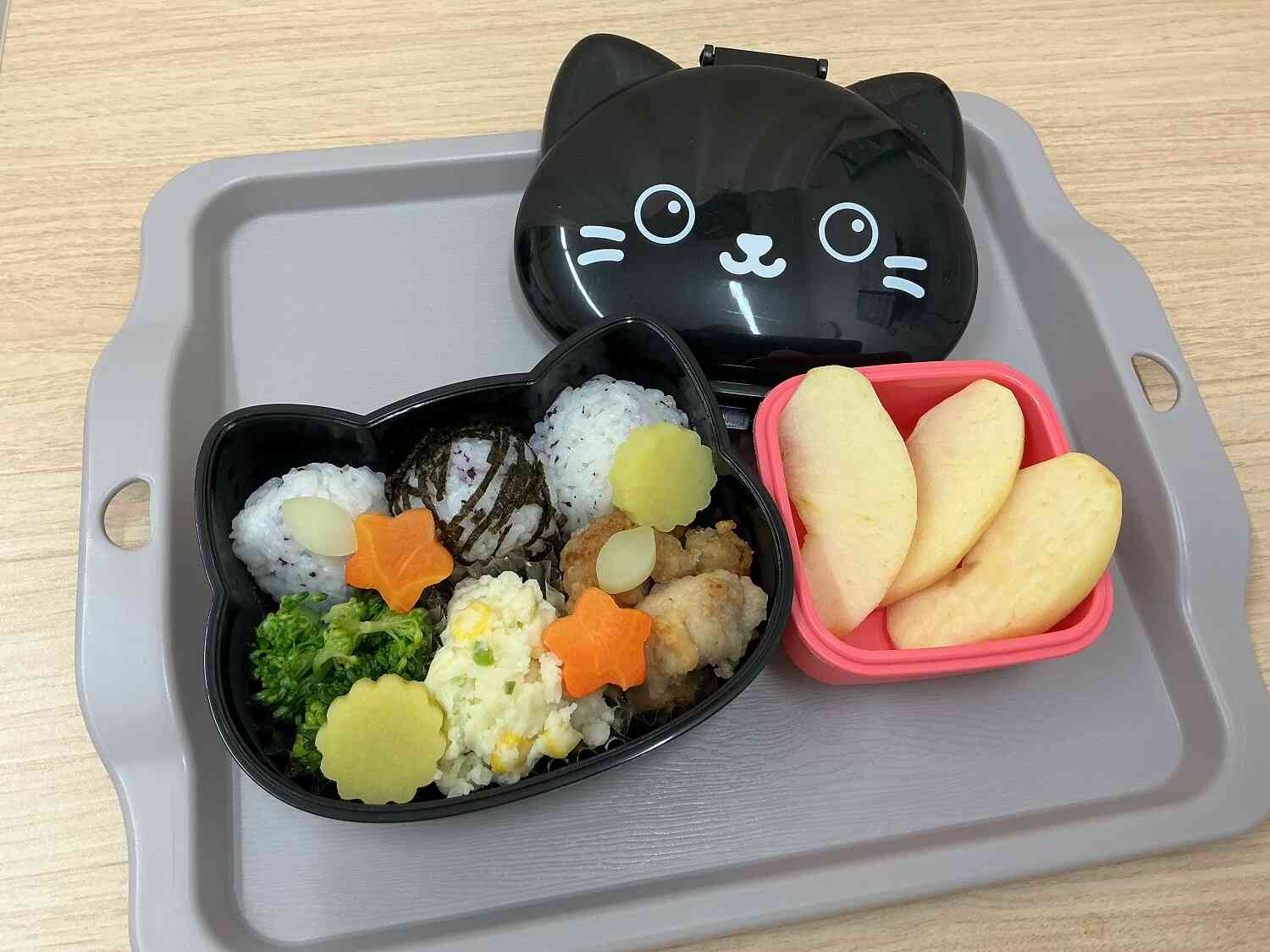 給食の先生が作ってくれた愛情のこもったお弁当です☆とっても美味しそう！