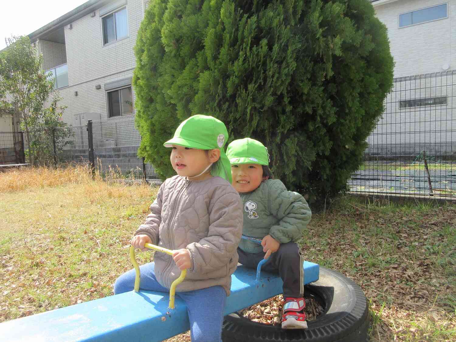 お友だちと仲良く前後に座って、ギッタンバッコン！