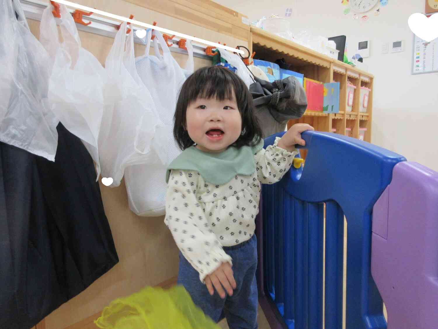 スカーフを自分で持って「いないいないばあ!」