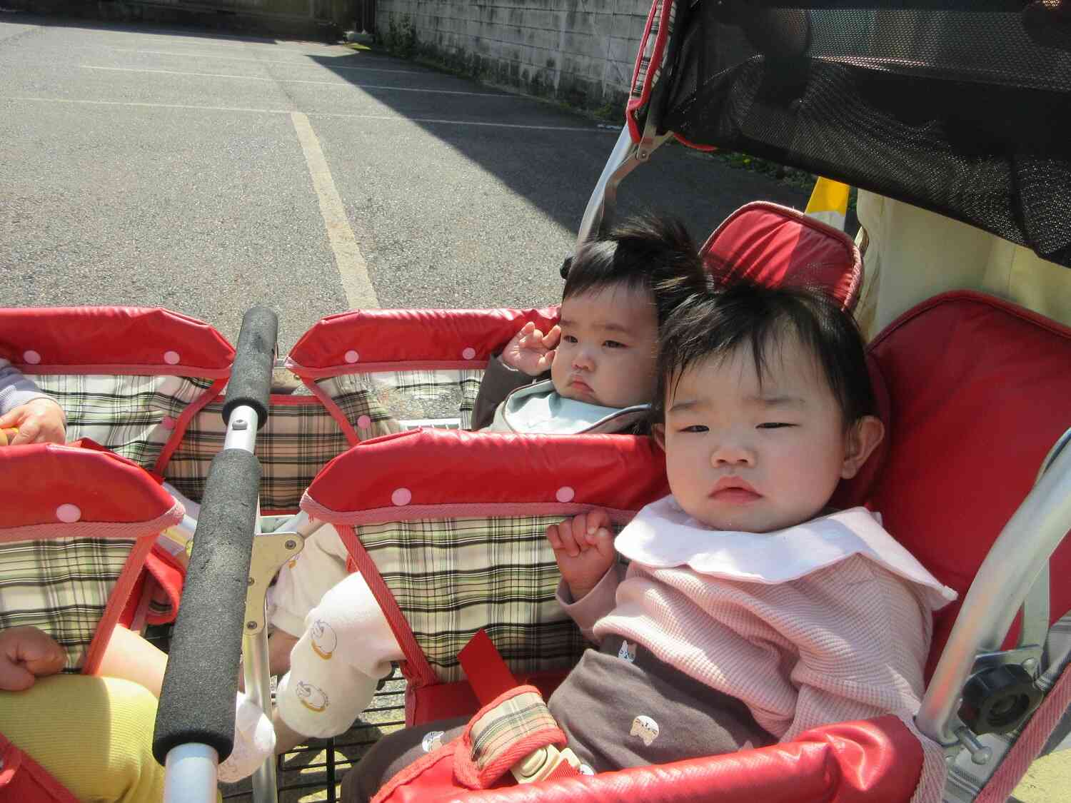 お友だちと並んで☆風が気持ちよくてうとうと…