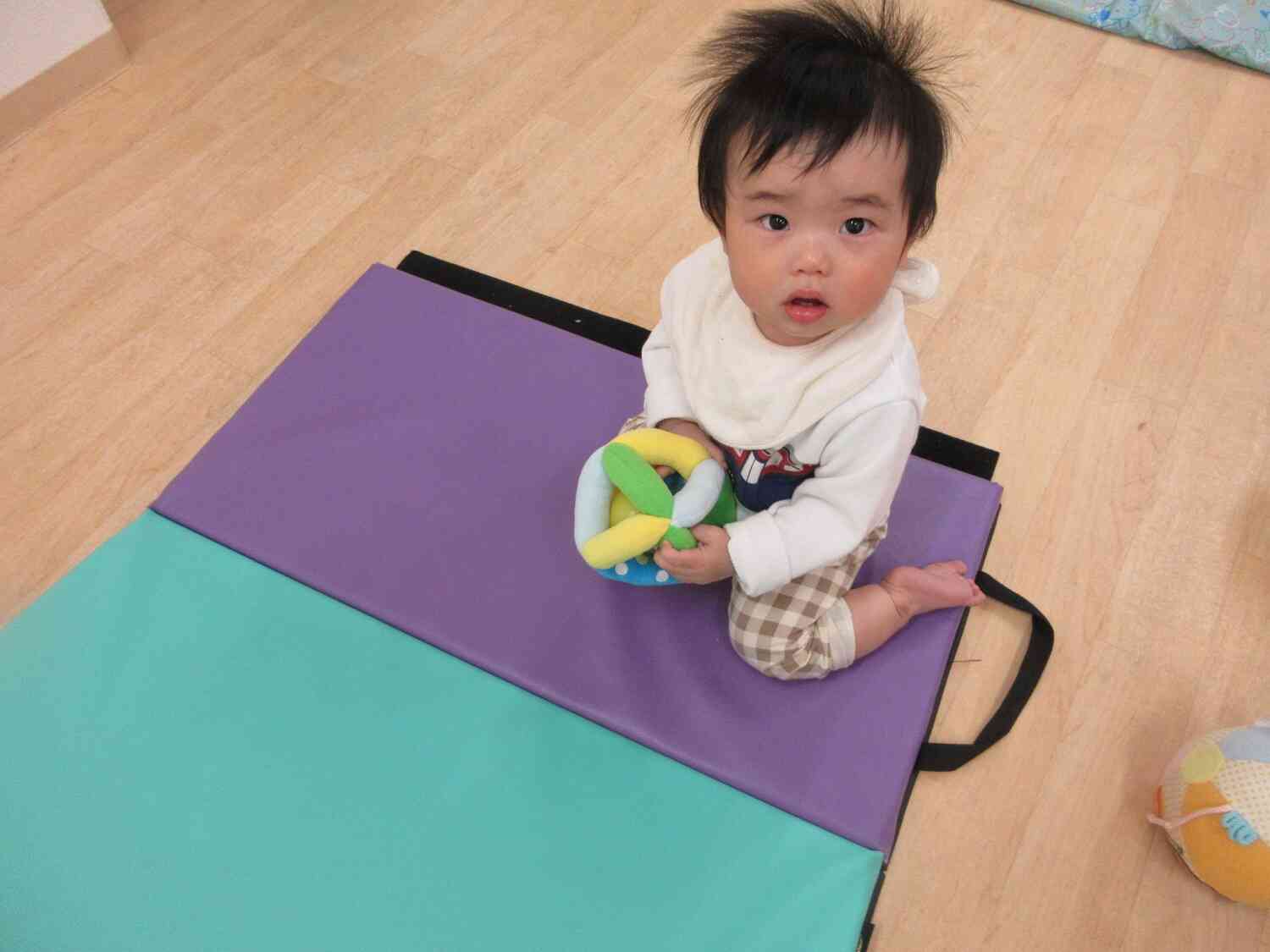 ボールにつられて…ちょっとずつ登れるかな？？