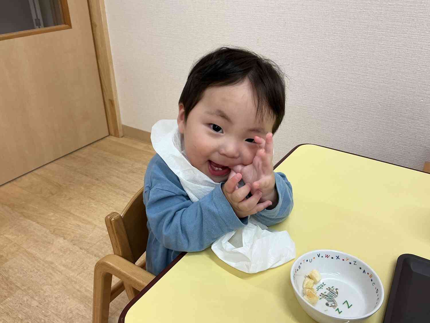 カメラに向かって可愛い表情を見せてくれました☆