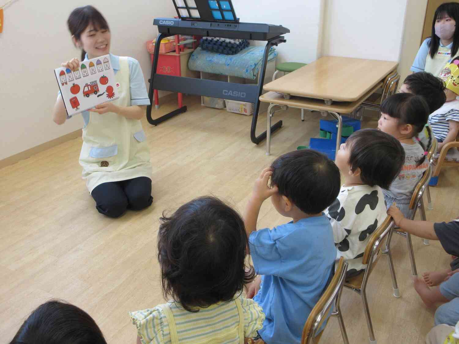 知っている歌を聞いてみんな注目してくれています…！
