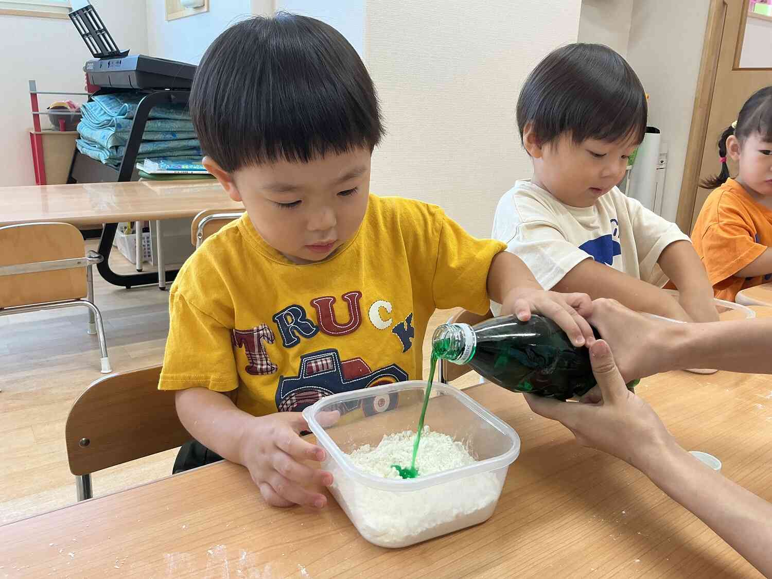 色水を入れて混ぜ混ぜ…