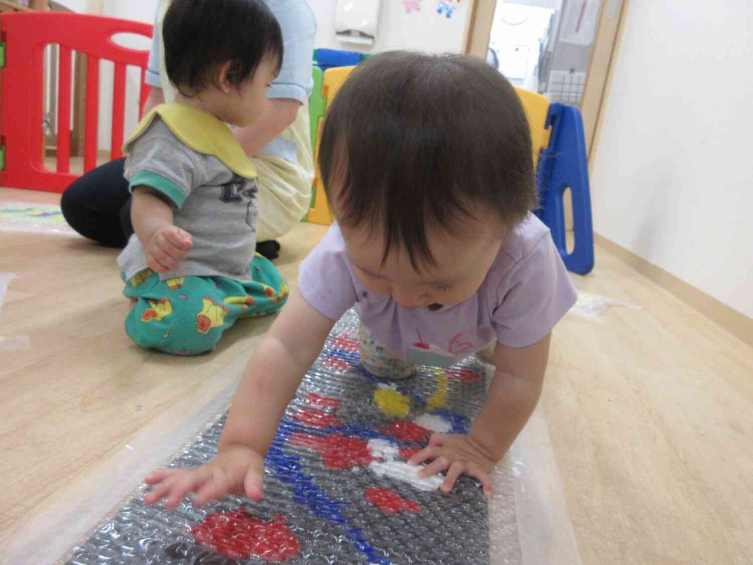 ひよこ組☆絵の具を使った感触遊び②