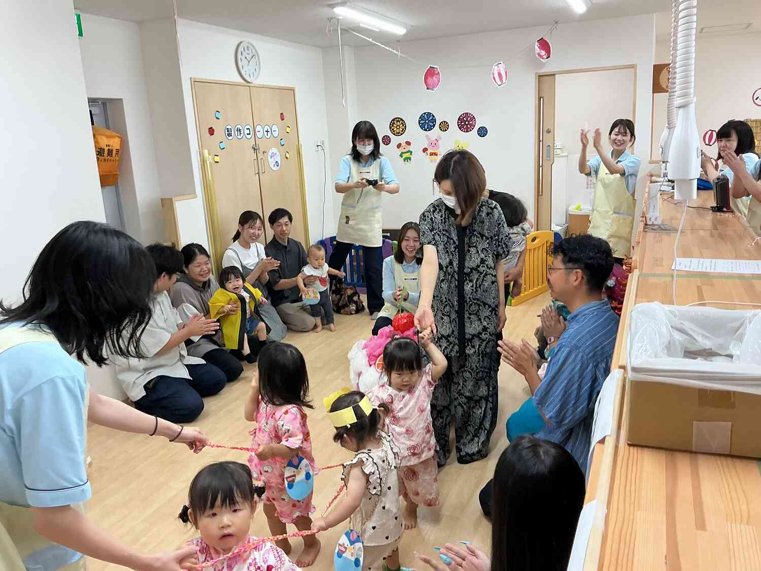 みんなでお神輿をわっしょい♪