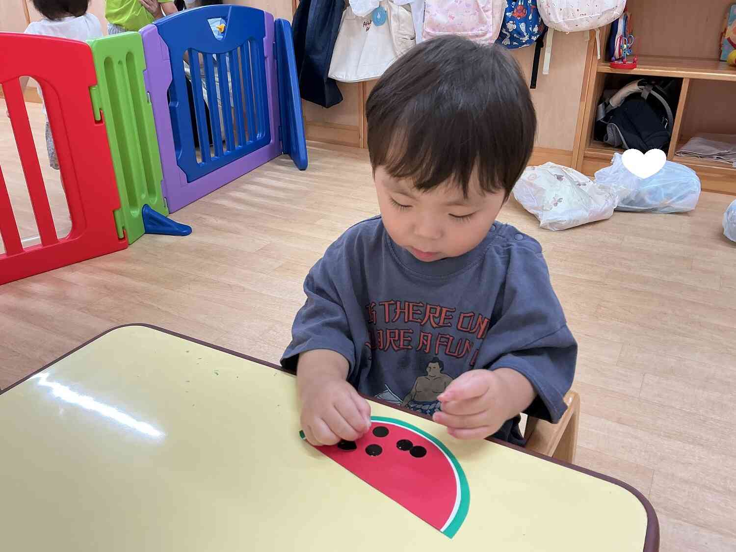 どこに貼ろうかな…考え中…