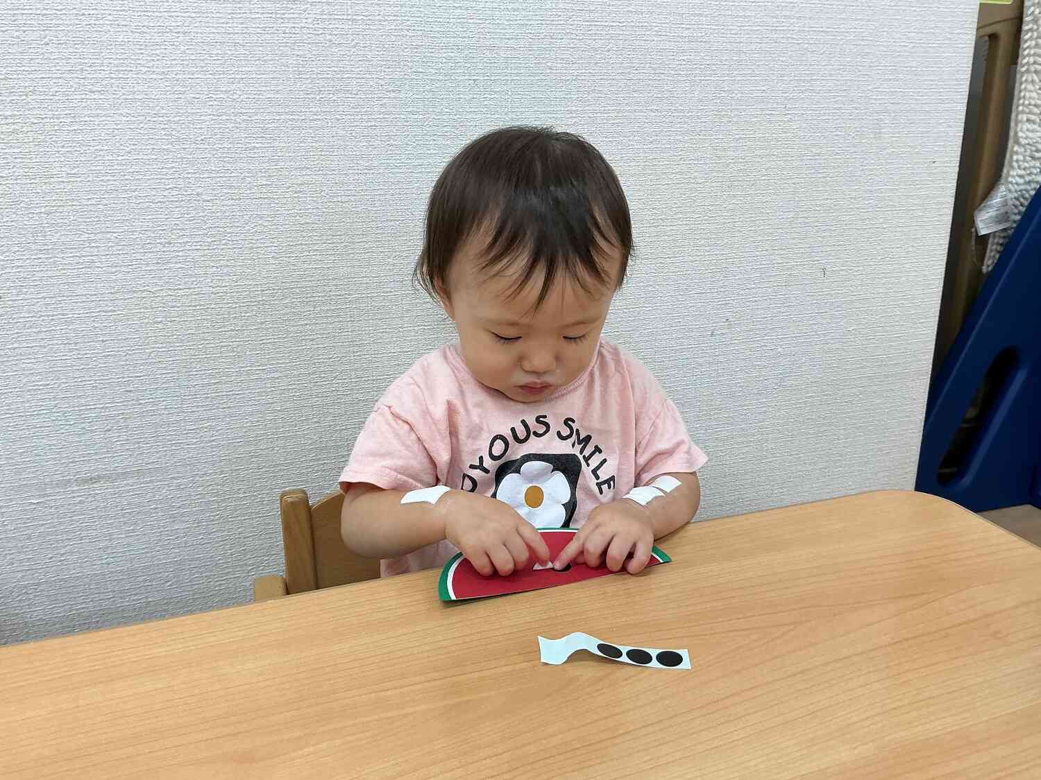 シール貼りでスイカづくり♪