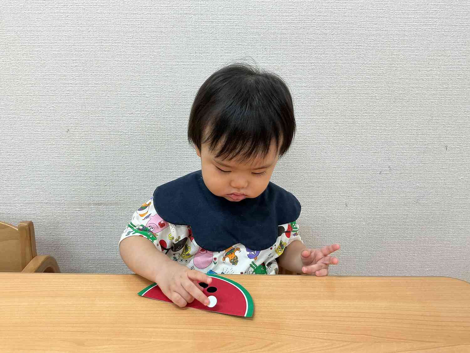 どの向きだと貼れるかな…