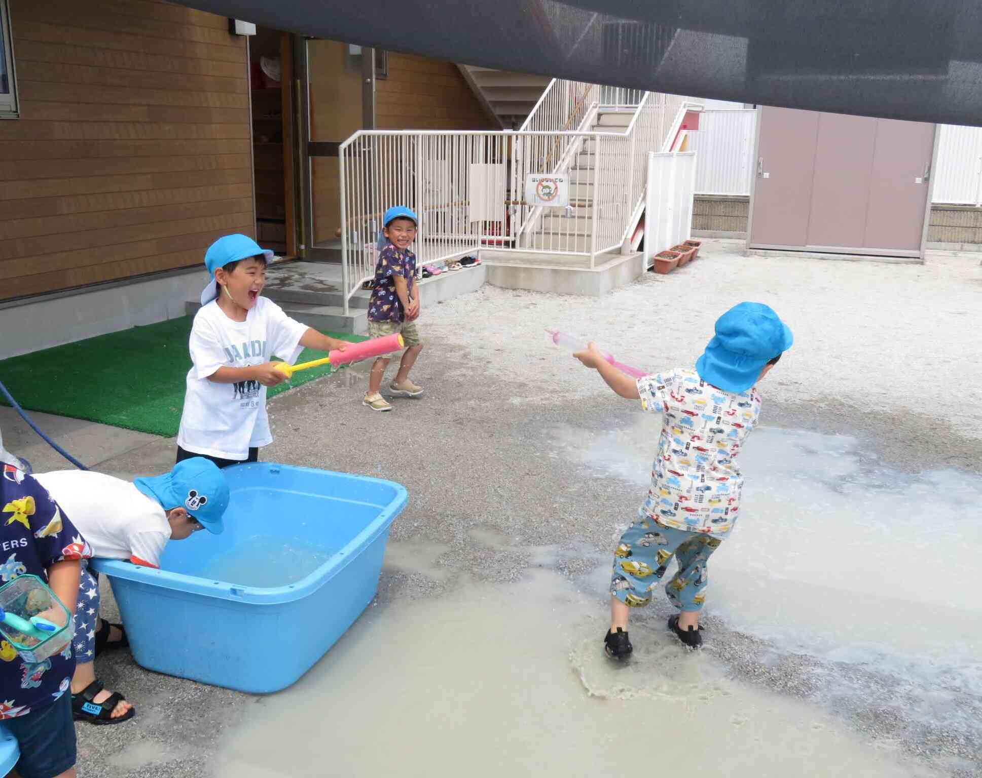 水鉄砲で勝負！！