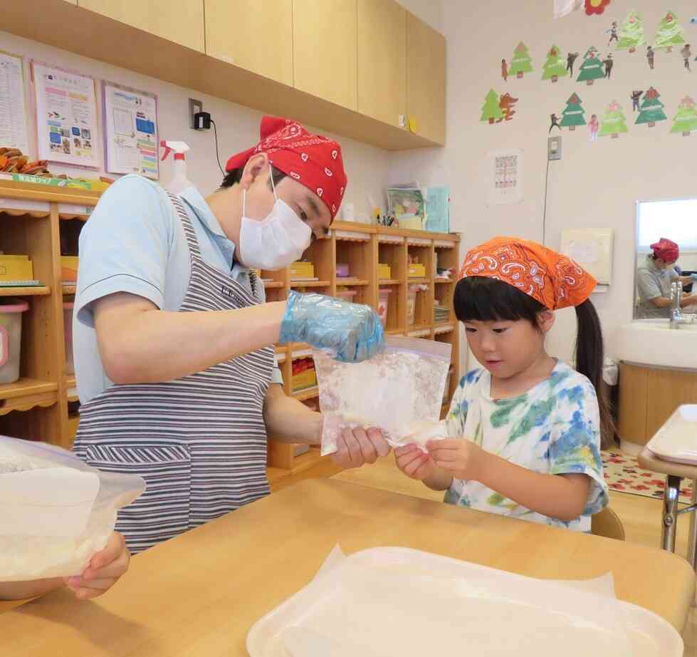 一緒に生地を作ったよ♪
