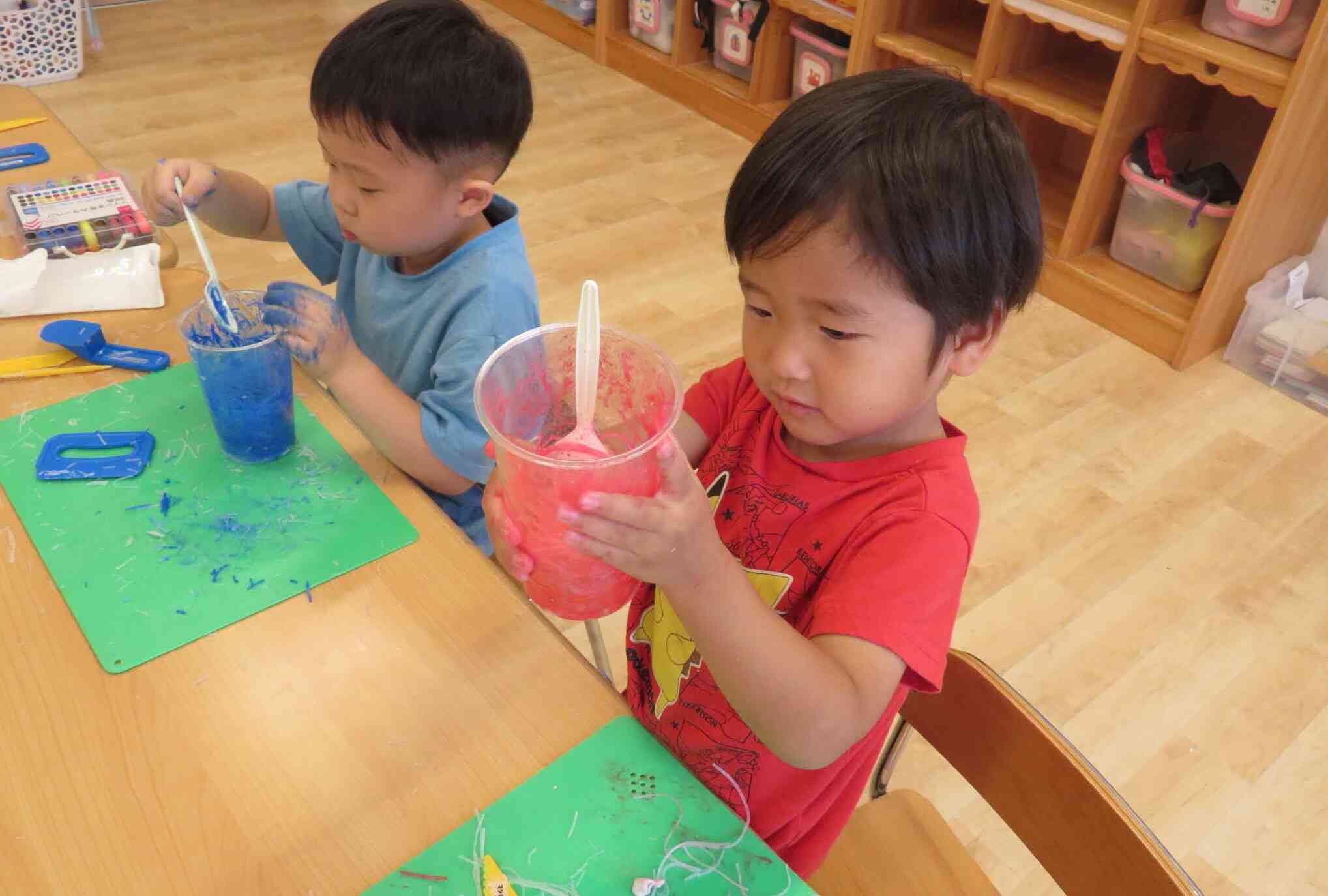 白色が赤に変わって興味津々！！