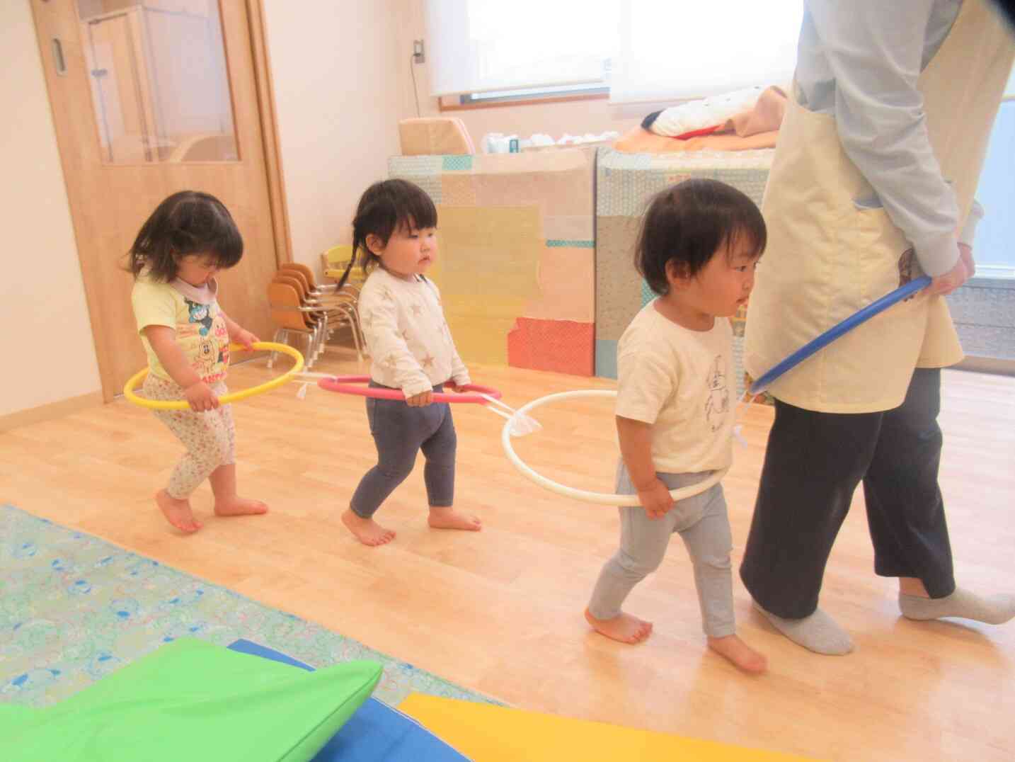 フラフープがいつの間にか電車に変身！園内お散歩へレッツゴー☆