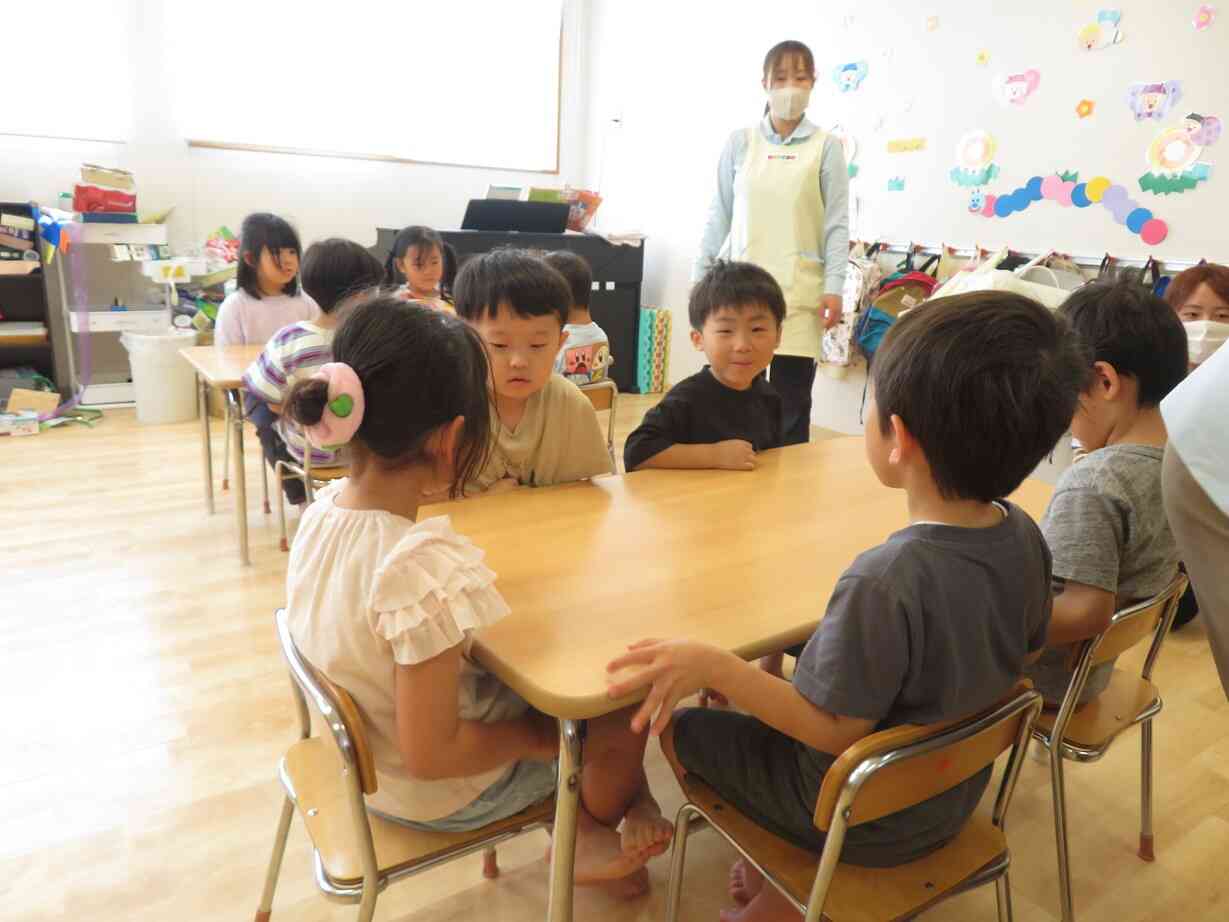 机といすの間は握りこぶし1個分だったね！