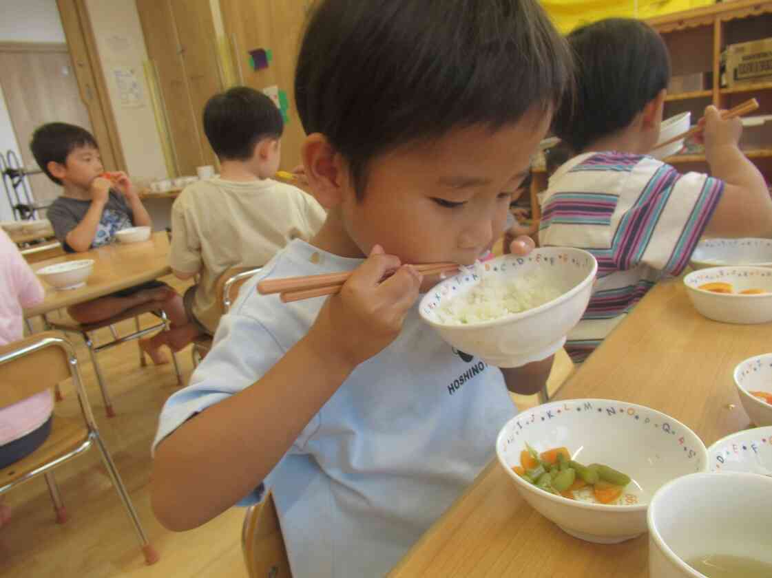 お箸を上手に持っているね！