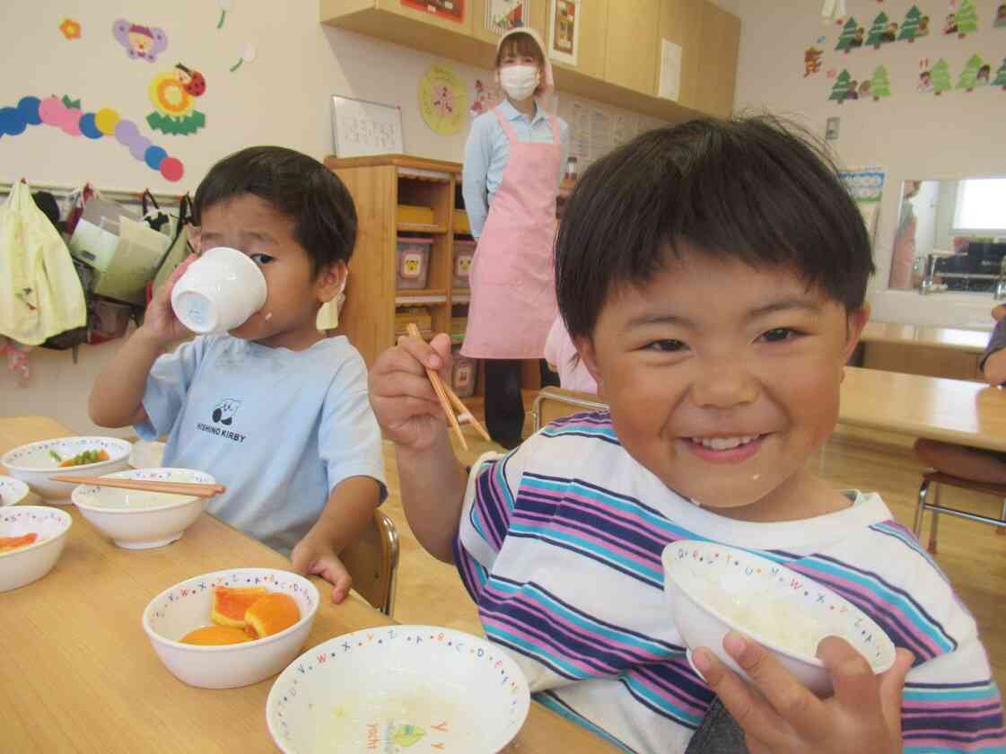 器を持って食べているね☆