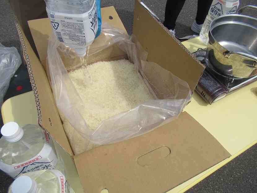 α化米にお水を入れています