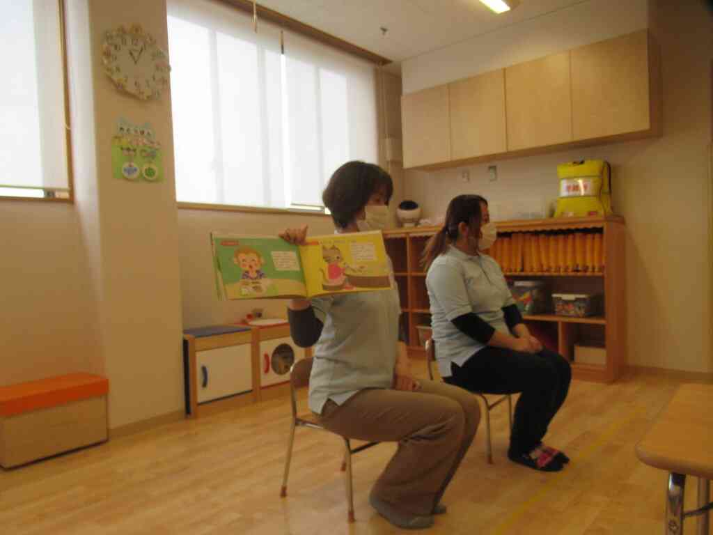 絵本を振り返りながら子どもたちとマナーについて確認したよ☆