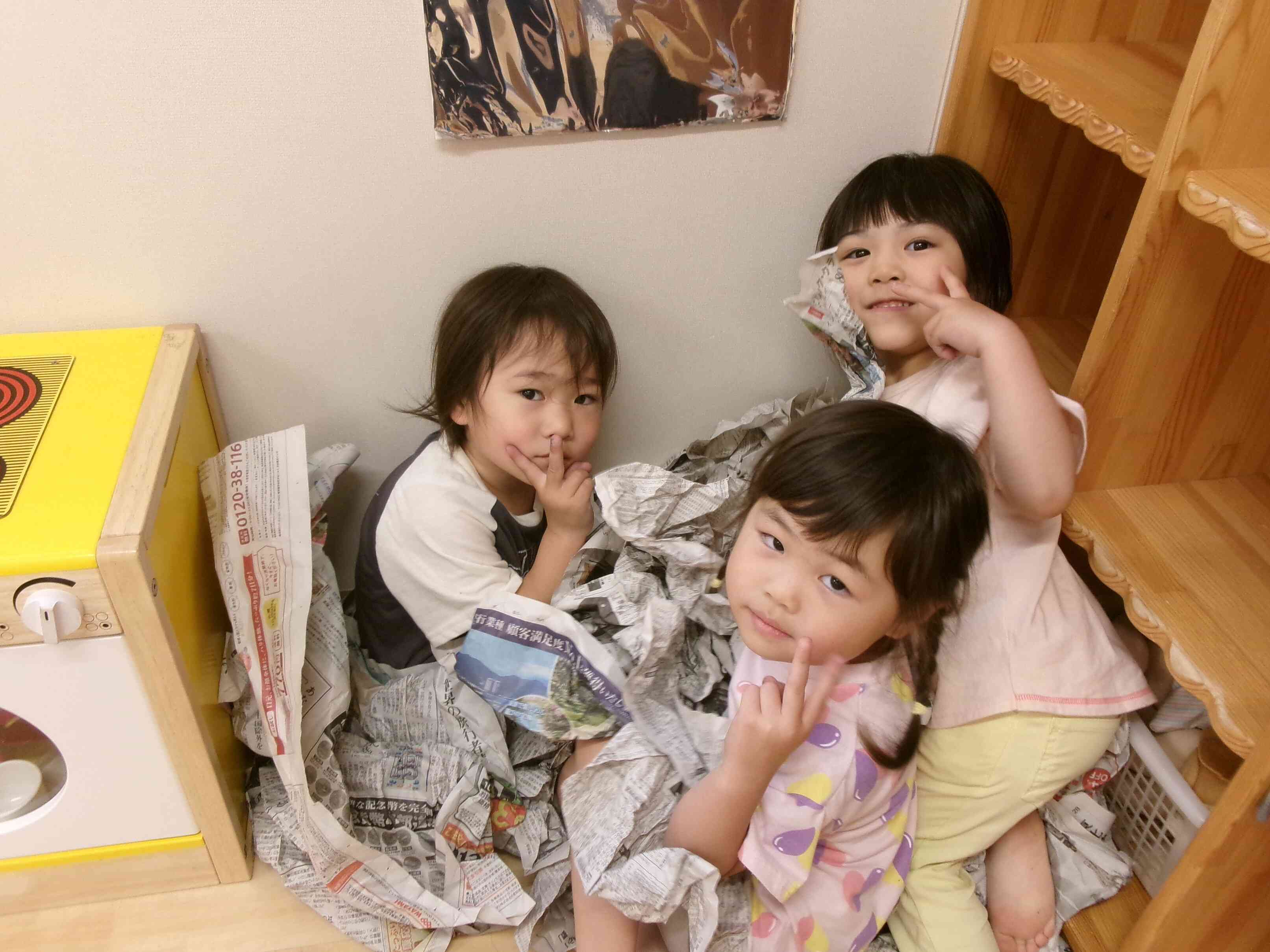新聞紙でなにができるかな⁈（４歳児 ぱんだ組）