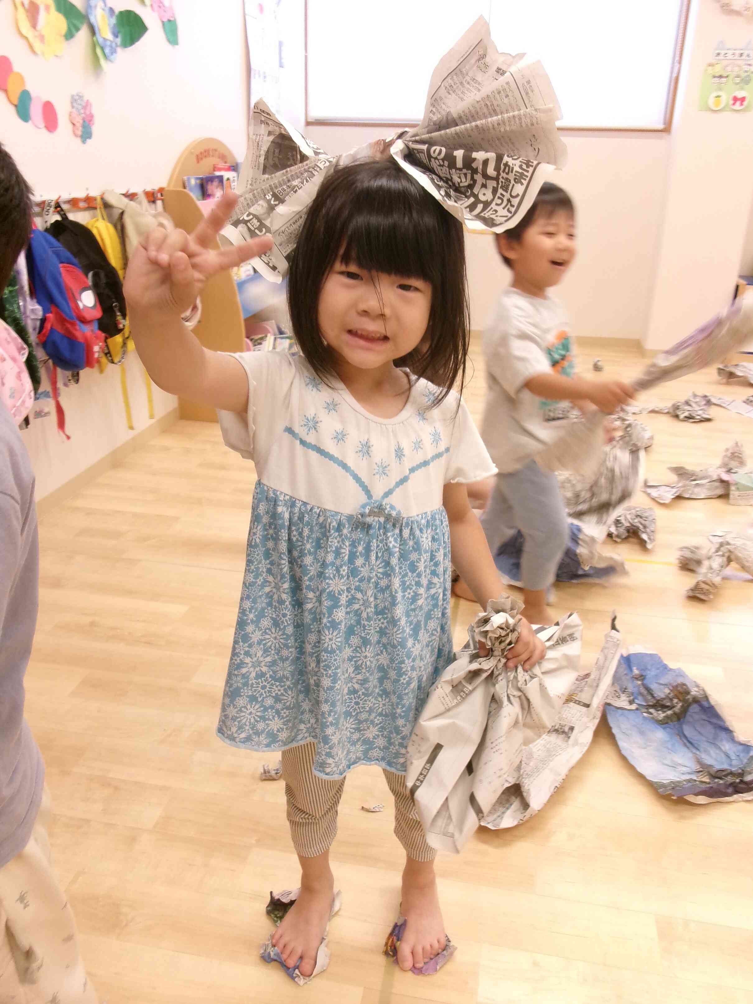 新聞紙で作ったお弁当と靴を履いて「おでかけいってきまーす」
