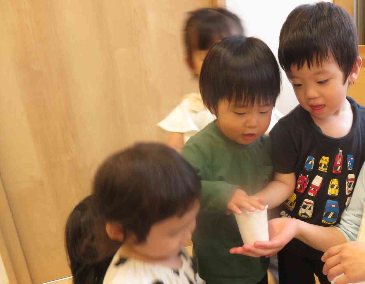 氷遊びをしたよ！(2歳児　うさぎ組)