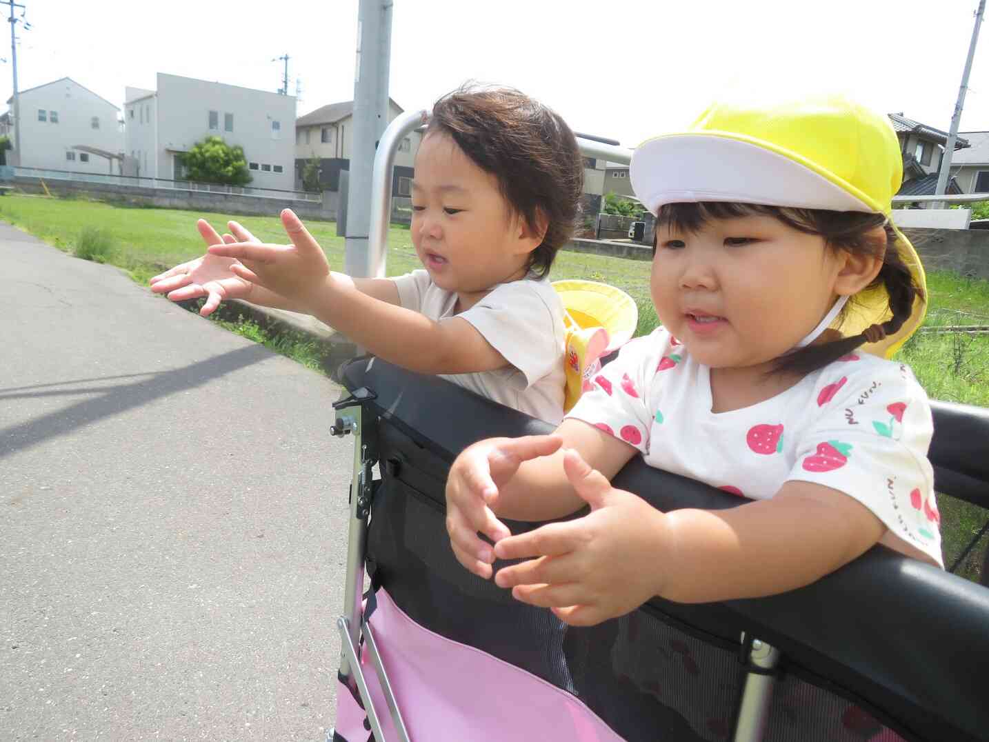 チョウを見つけると、「ちょうちょ～♪」とお歌が始まります♡