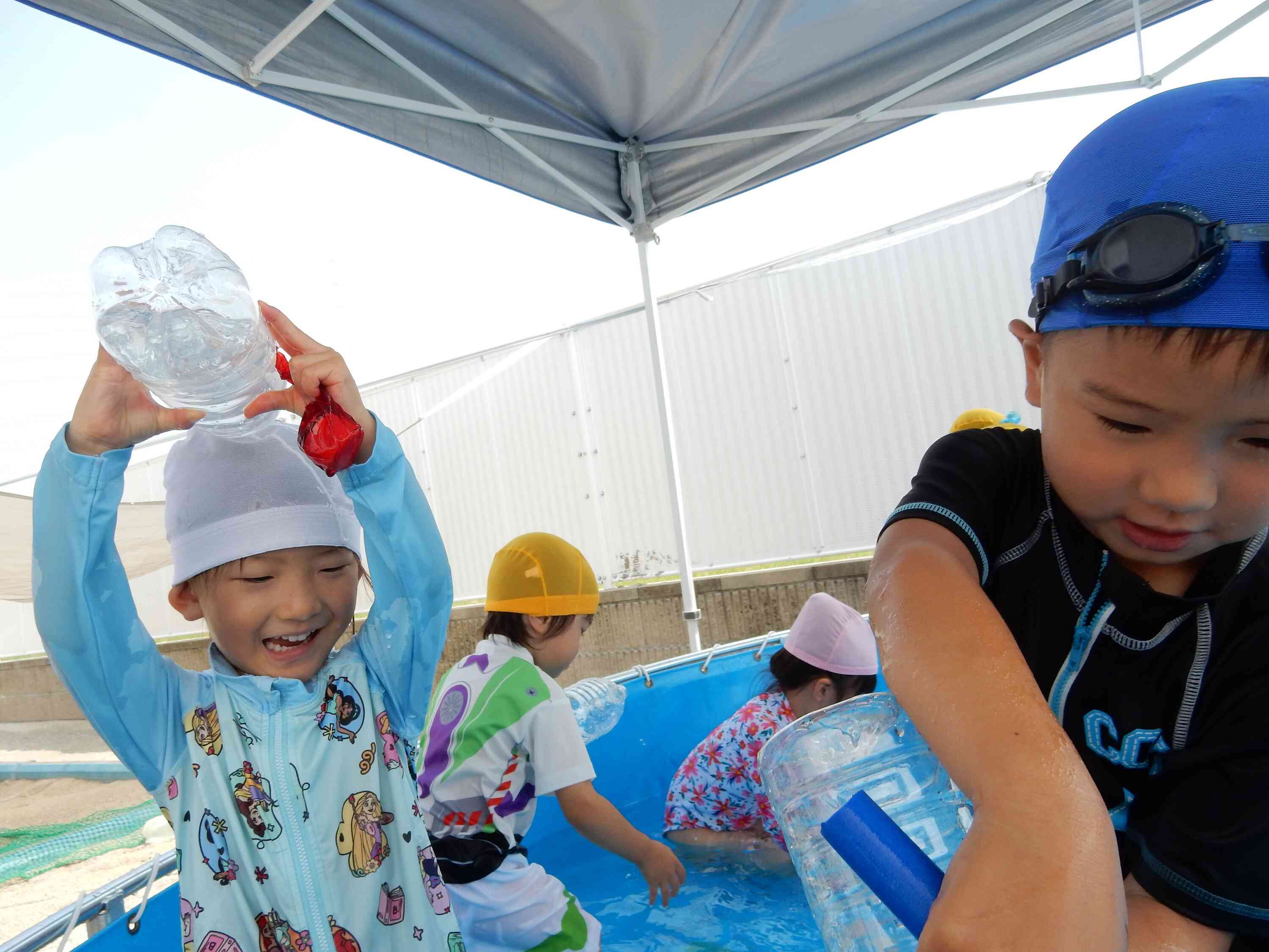ペットボトルの水を浴びて「きもちいい～♡」