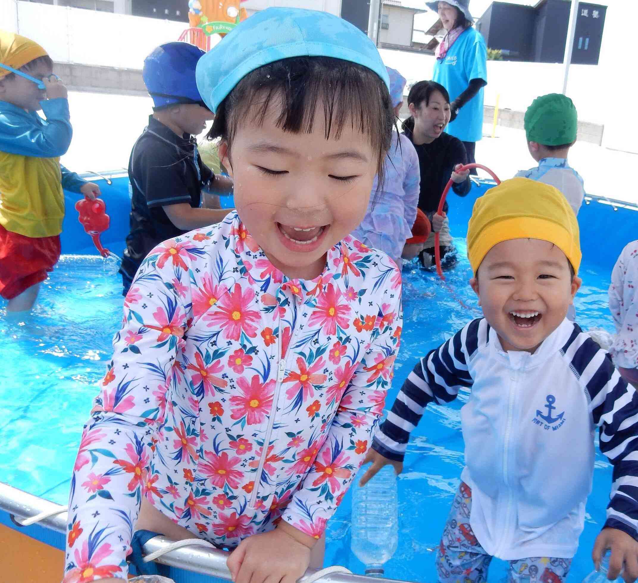 せんせい、水かけちゃうよ～！