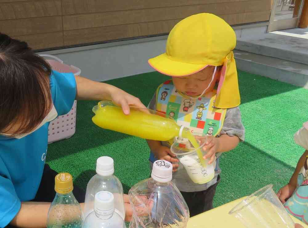 カラフルなジュースに興味津々☆