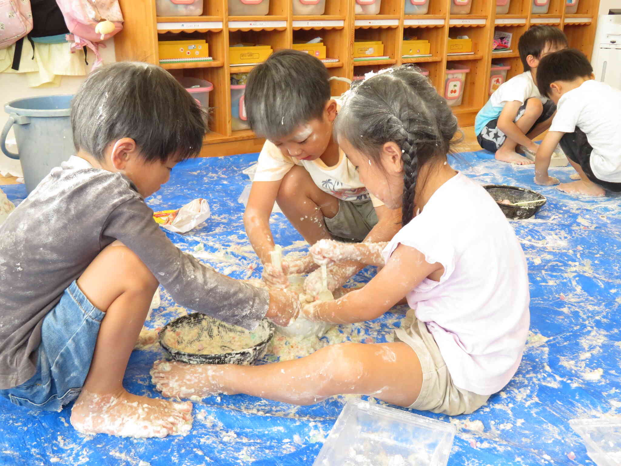 ぴんちゃんと一緒に小麦粉で遊んだよ☆（5歳児きりん組）