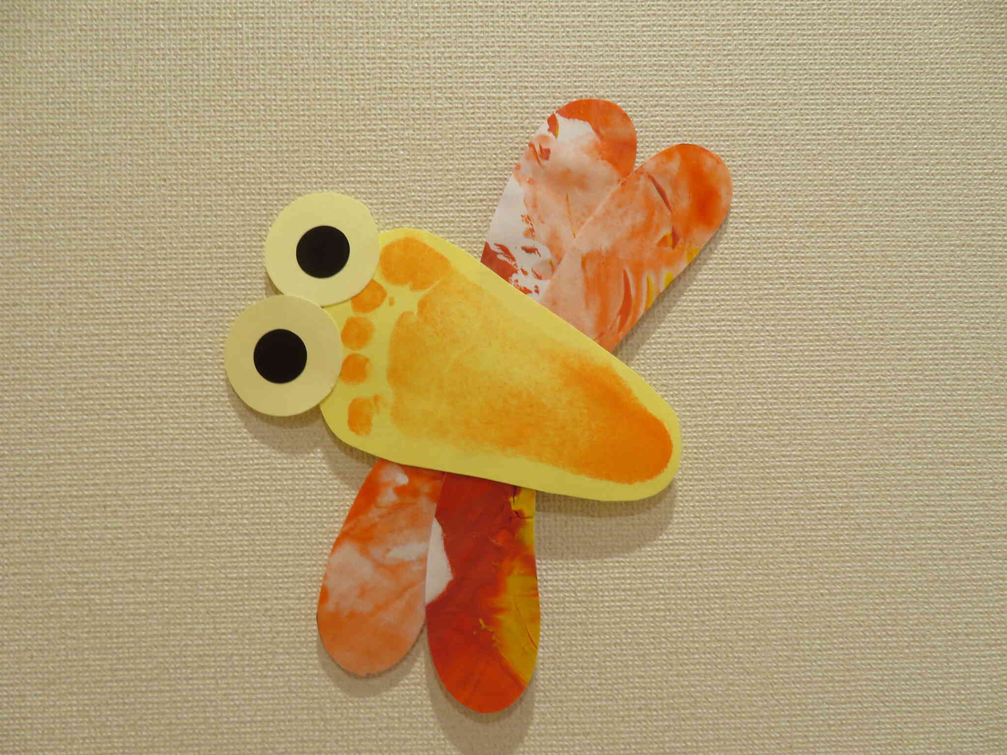フィンガーペイントでかわいらしいトンボができました♡