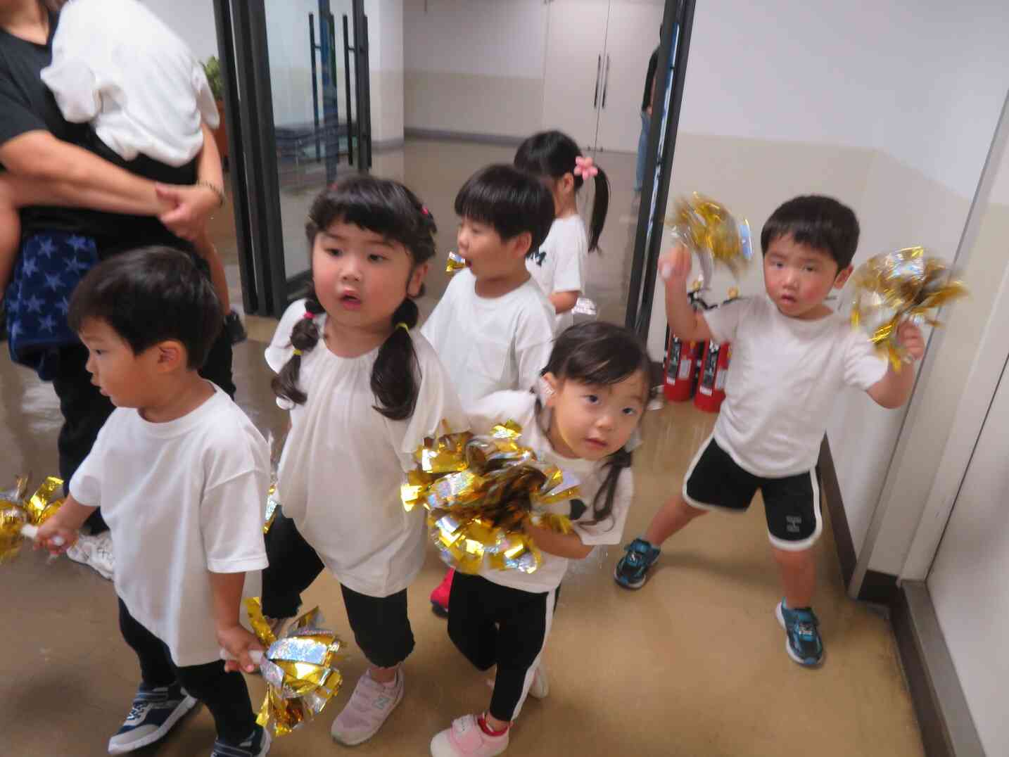 ポンポンを持ってダンス前の待機時…ドキドキ…