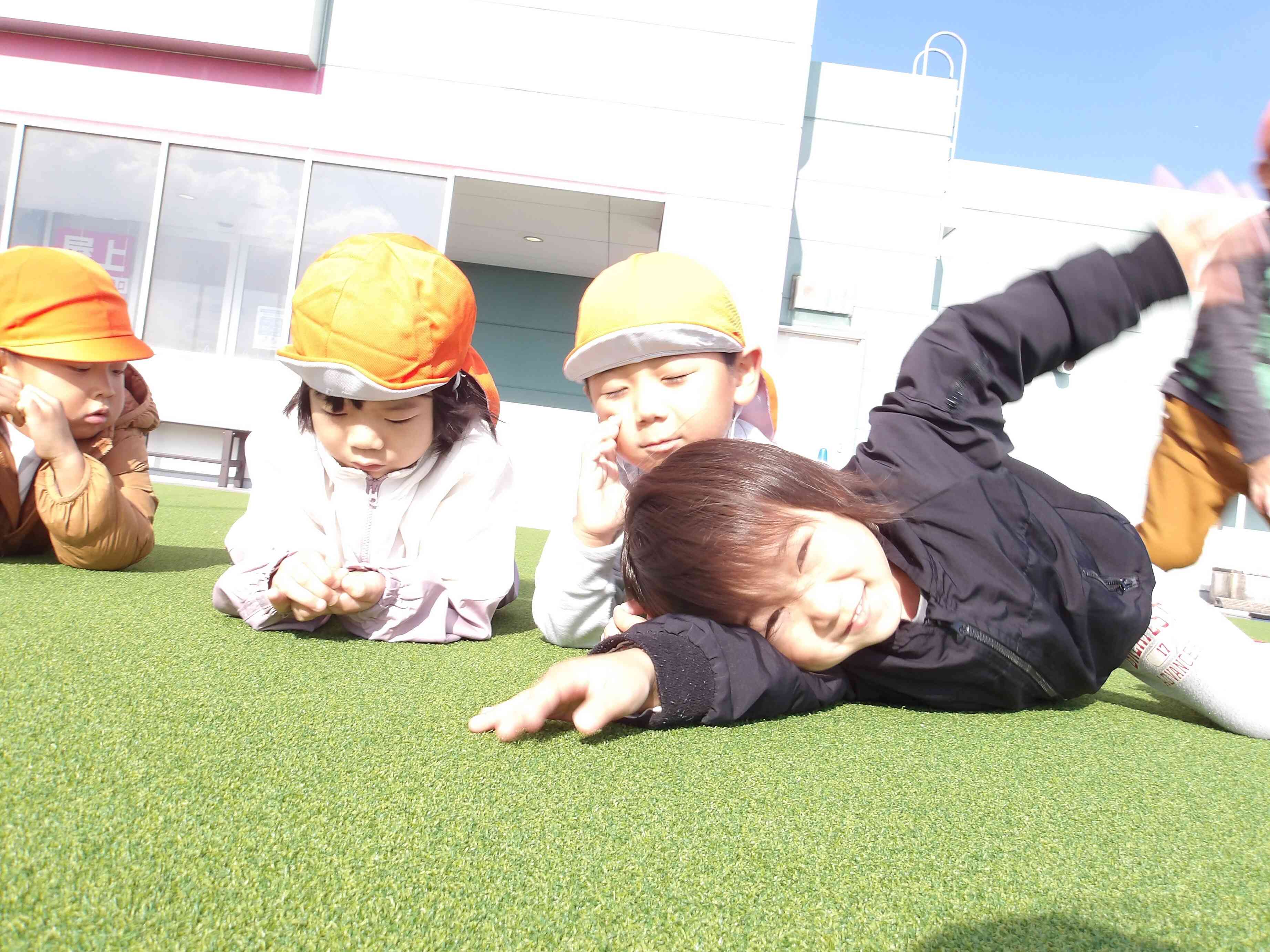 芝生の上でゴロン♪気持ちいいなぁ