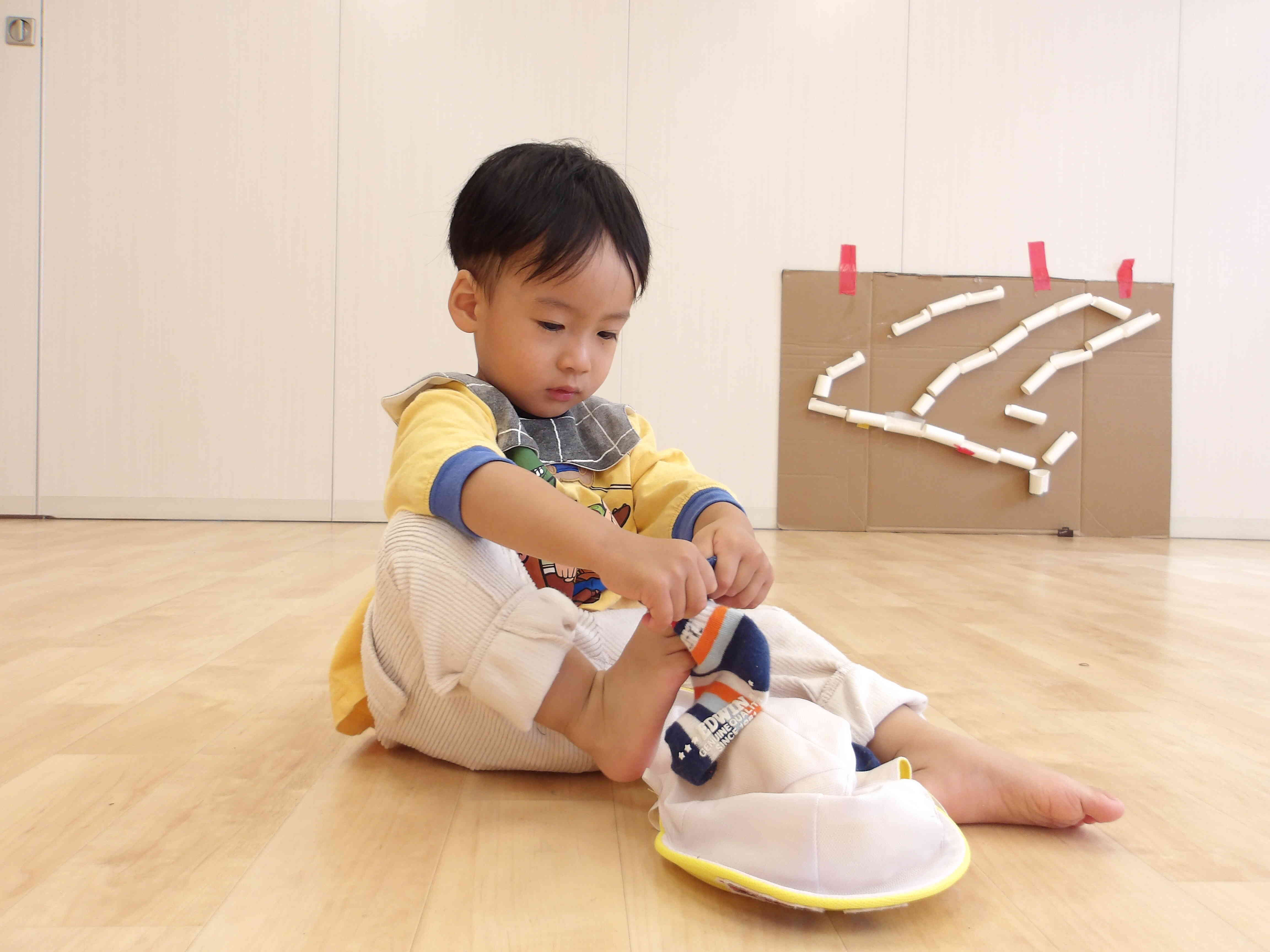 お散歩に行く準備をするよ♪　1歳児