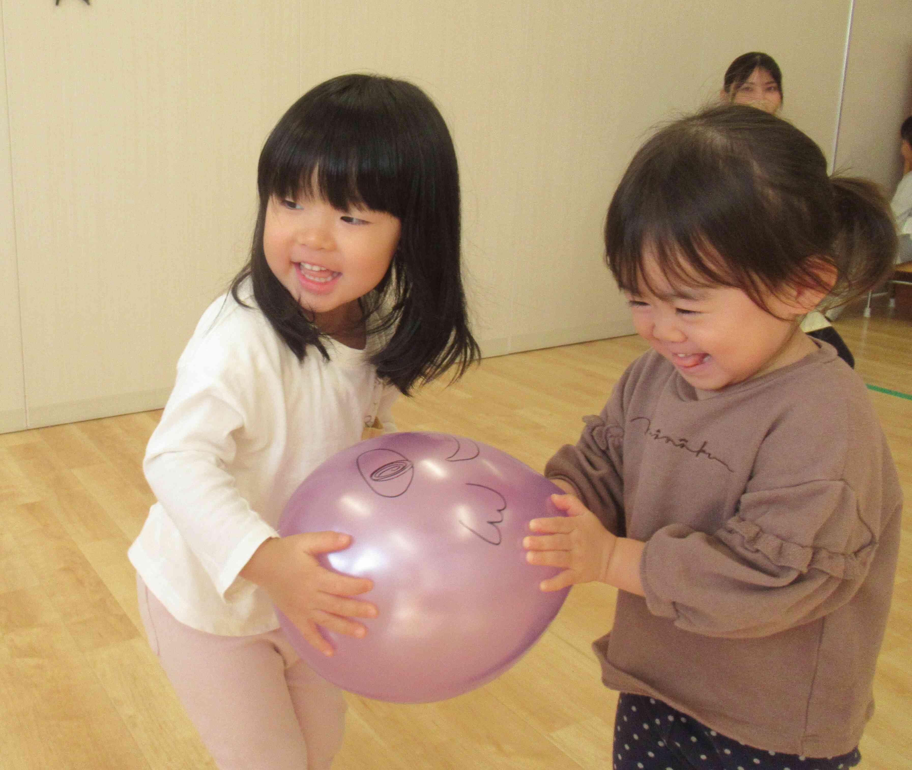 友だちと運ぶのって楽しいね♪