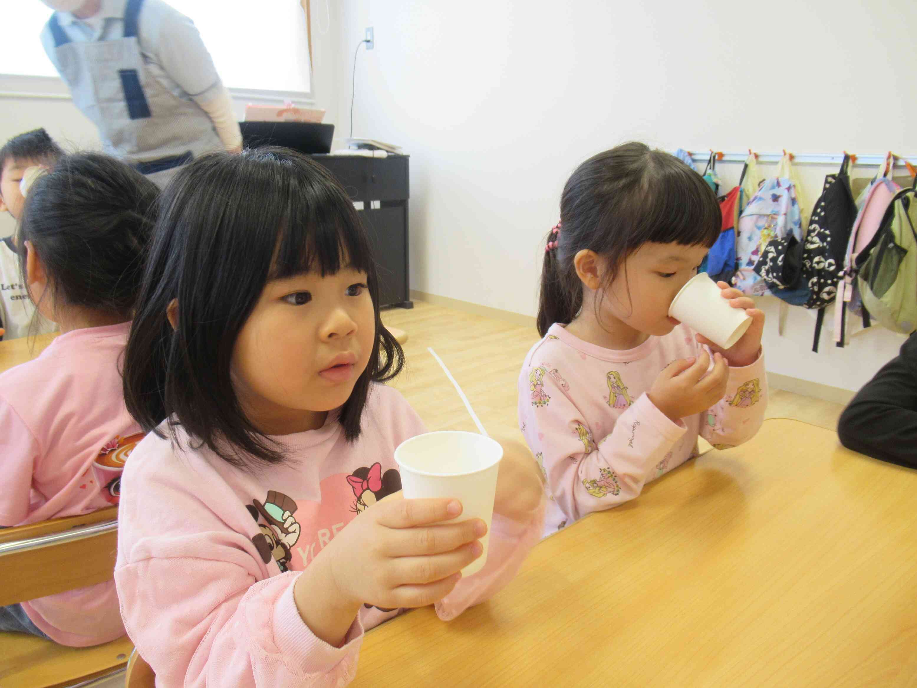和食の日にちなんだ食育活動～かつおだしときのこのみそ汁～