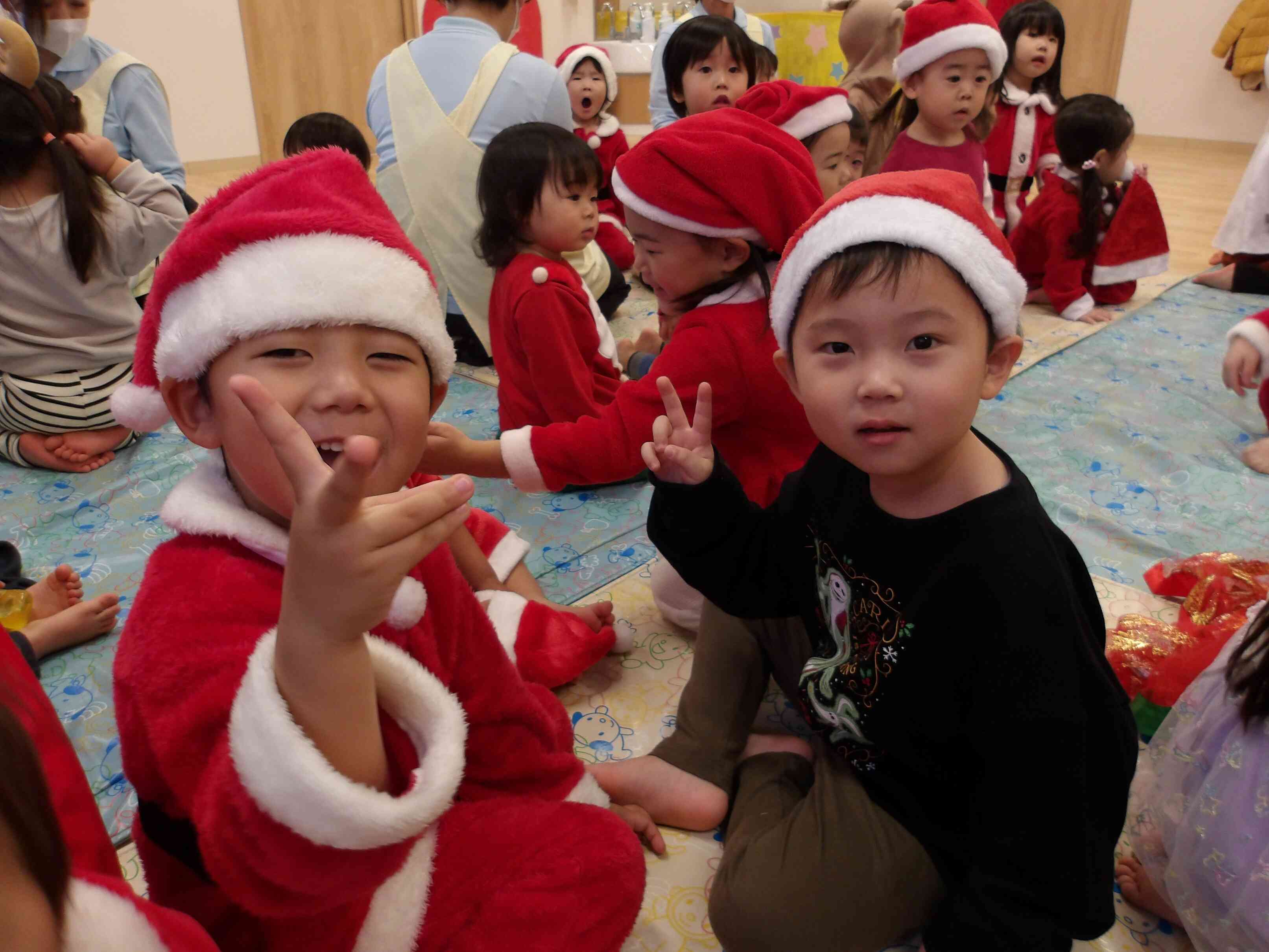 この日はは赤いものを身に着けて登園しているお友だちが多かったです♪