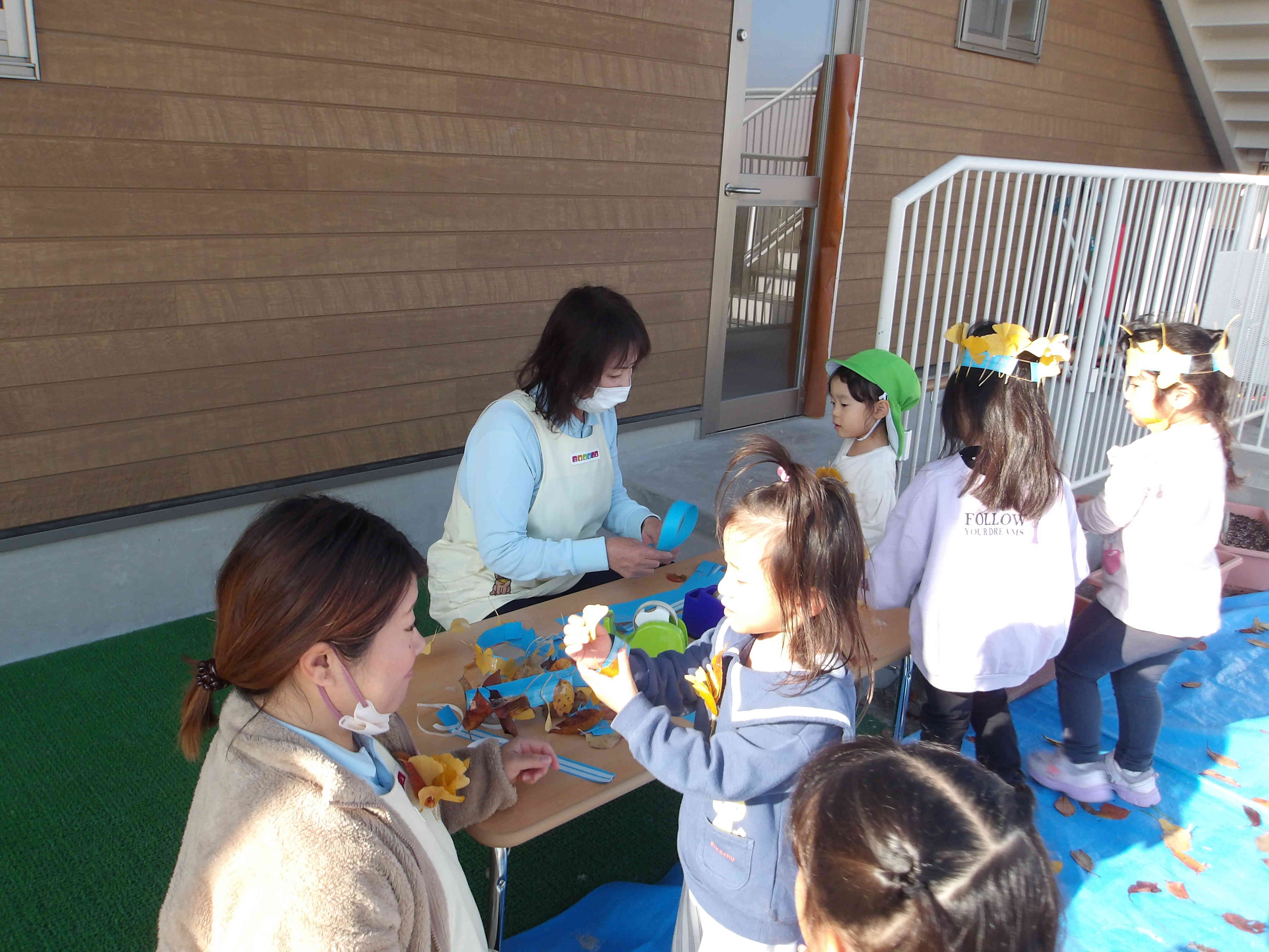 先生が作るかんむり屋さん、大人気！