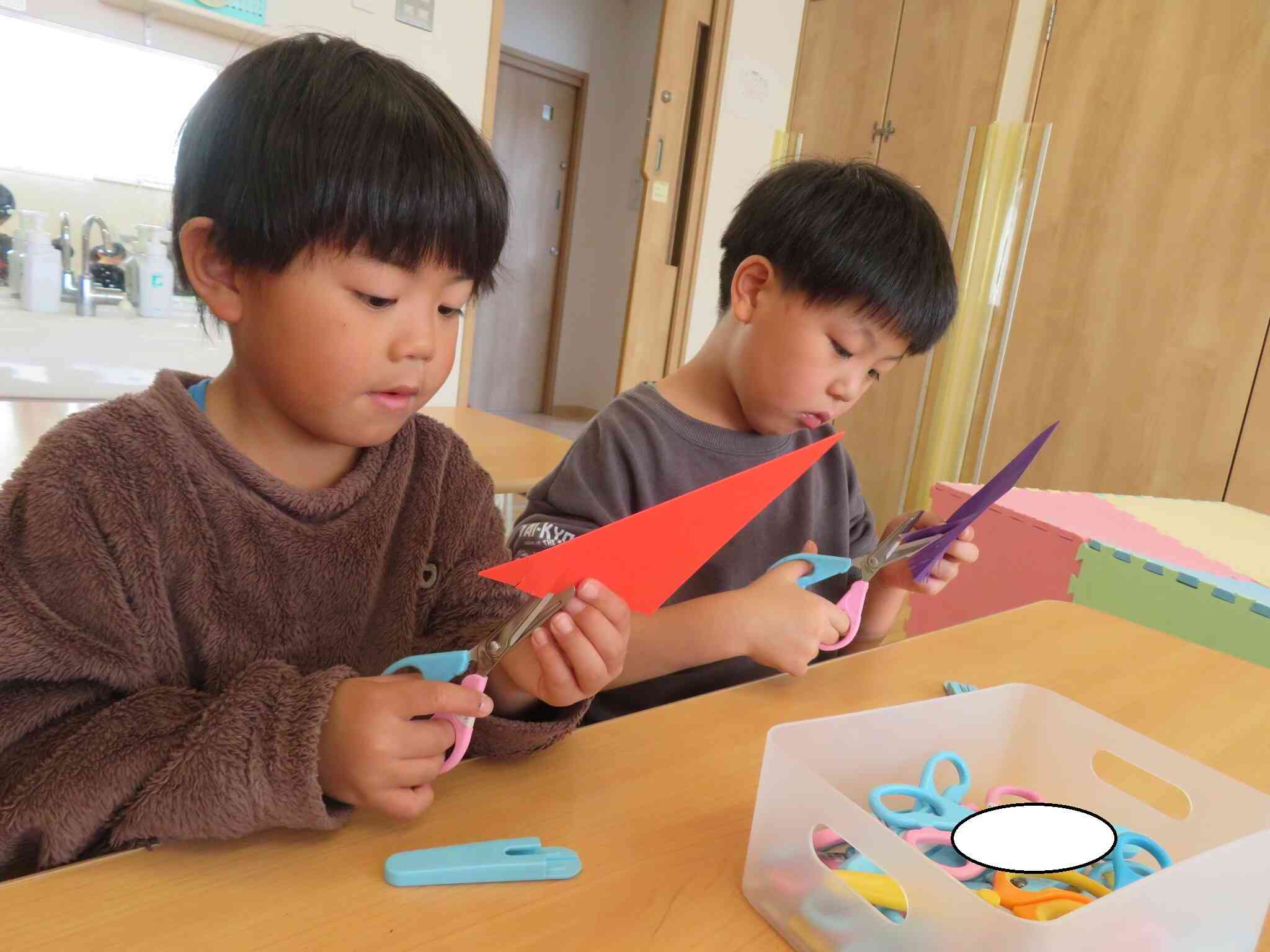 折り紙、はさみ、糊を使ってクリスマスツリーも作りました♪