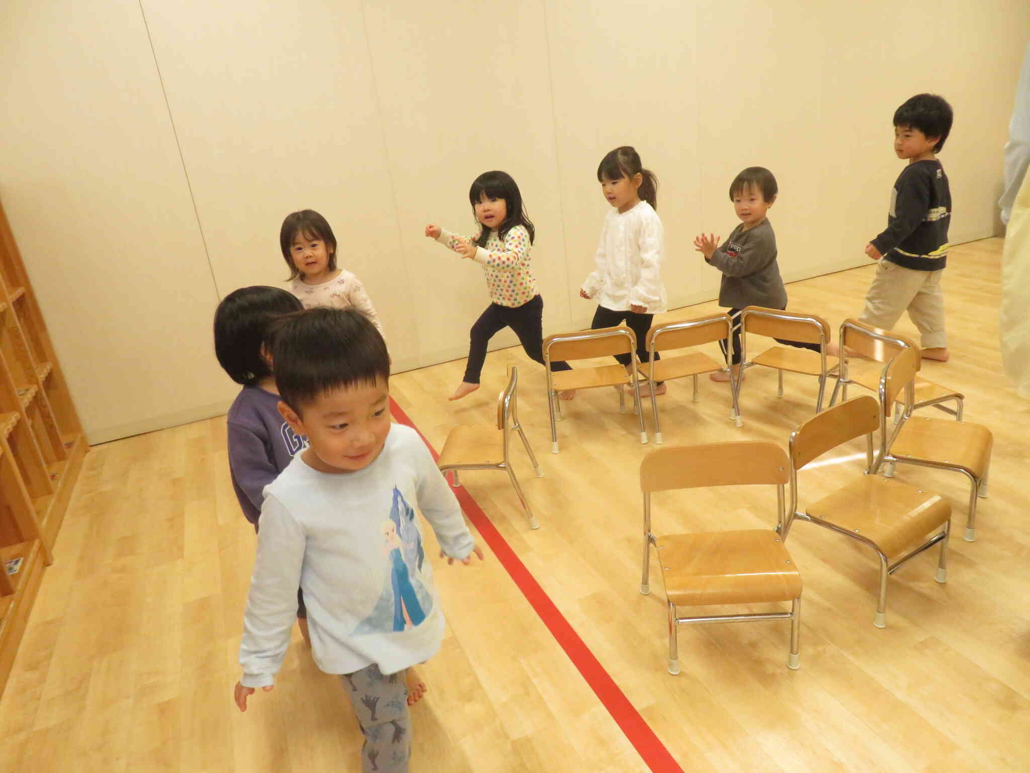 椅子の周りをぐるぐる回るよ～♪