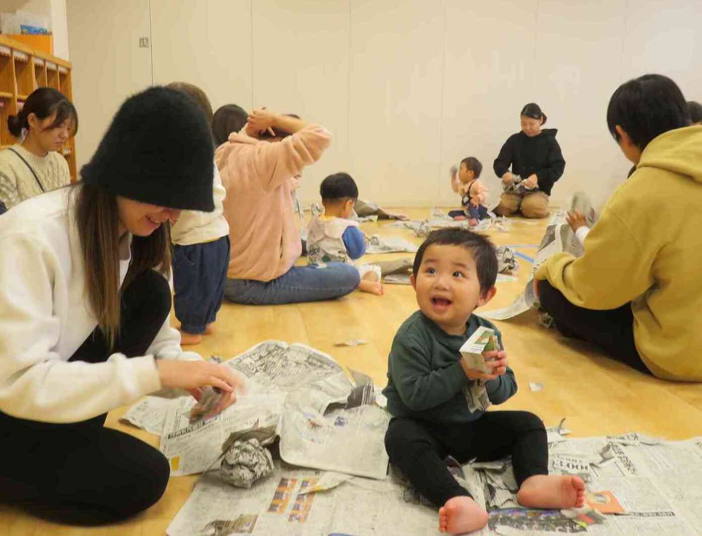 お母さんと一緒に新聞遊び、楽しいね♪