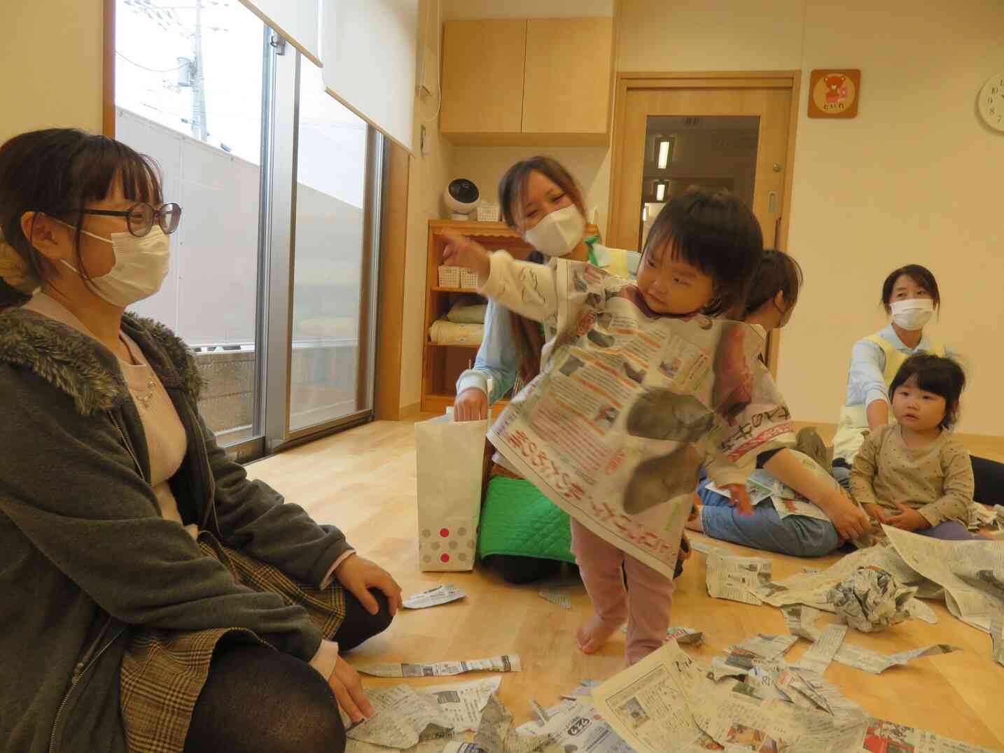 新聞紙で作ったお洋服、かわいいでしょ☆