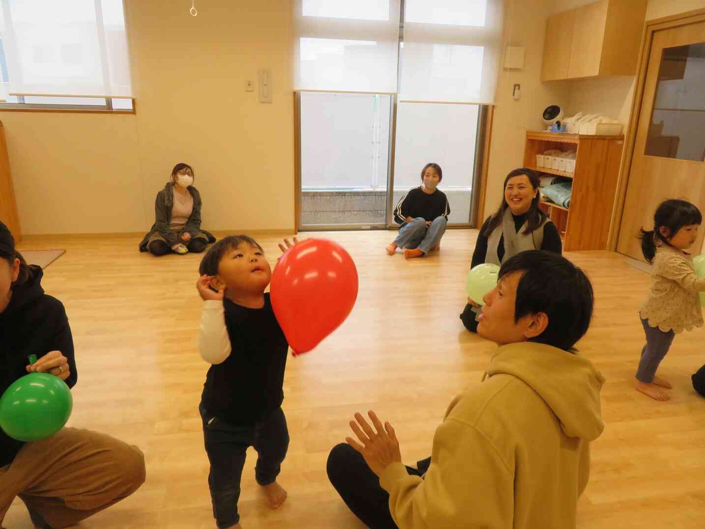 新聞紙遊びの後は風船遊び♪