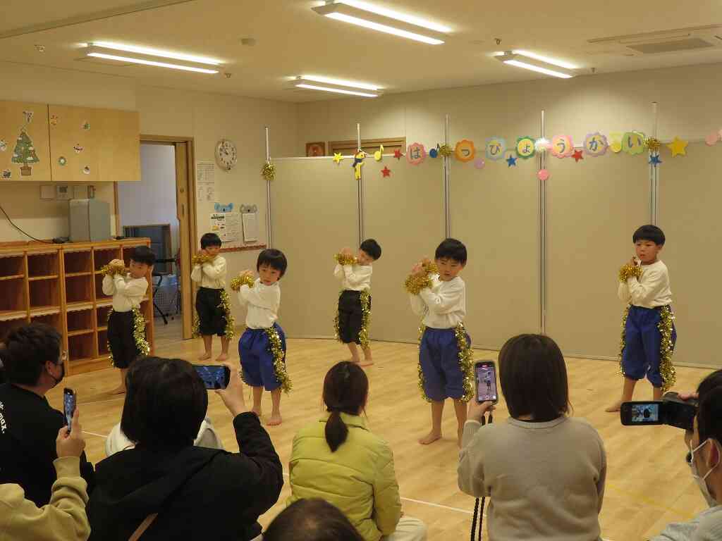 大勢のお客さんの前でいつもになく緊張した様子でした。5歳児
