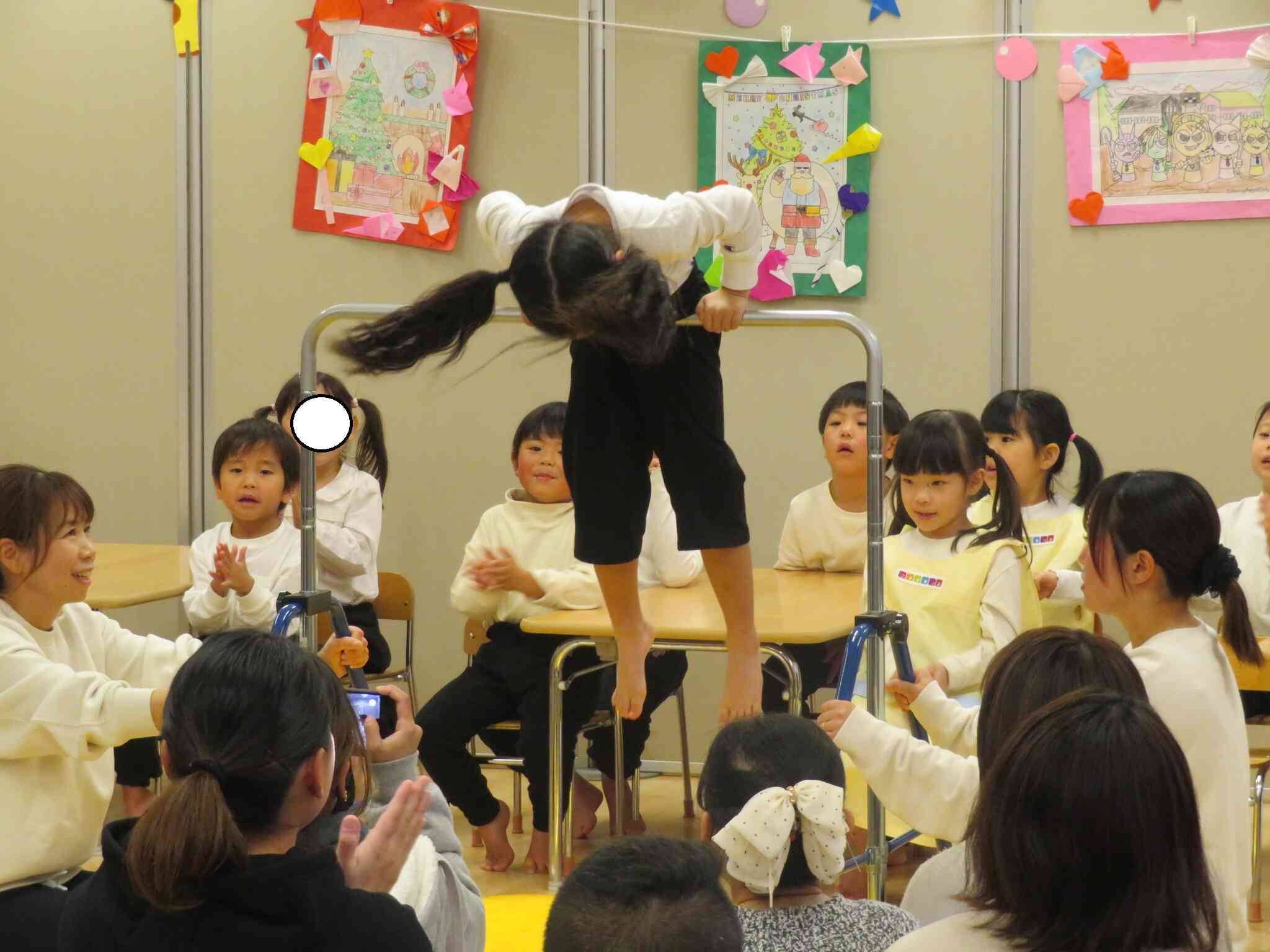 鉄棒が得意です☆3回転連続！5歳児