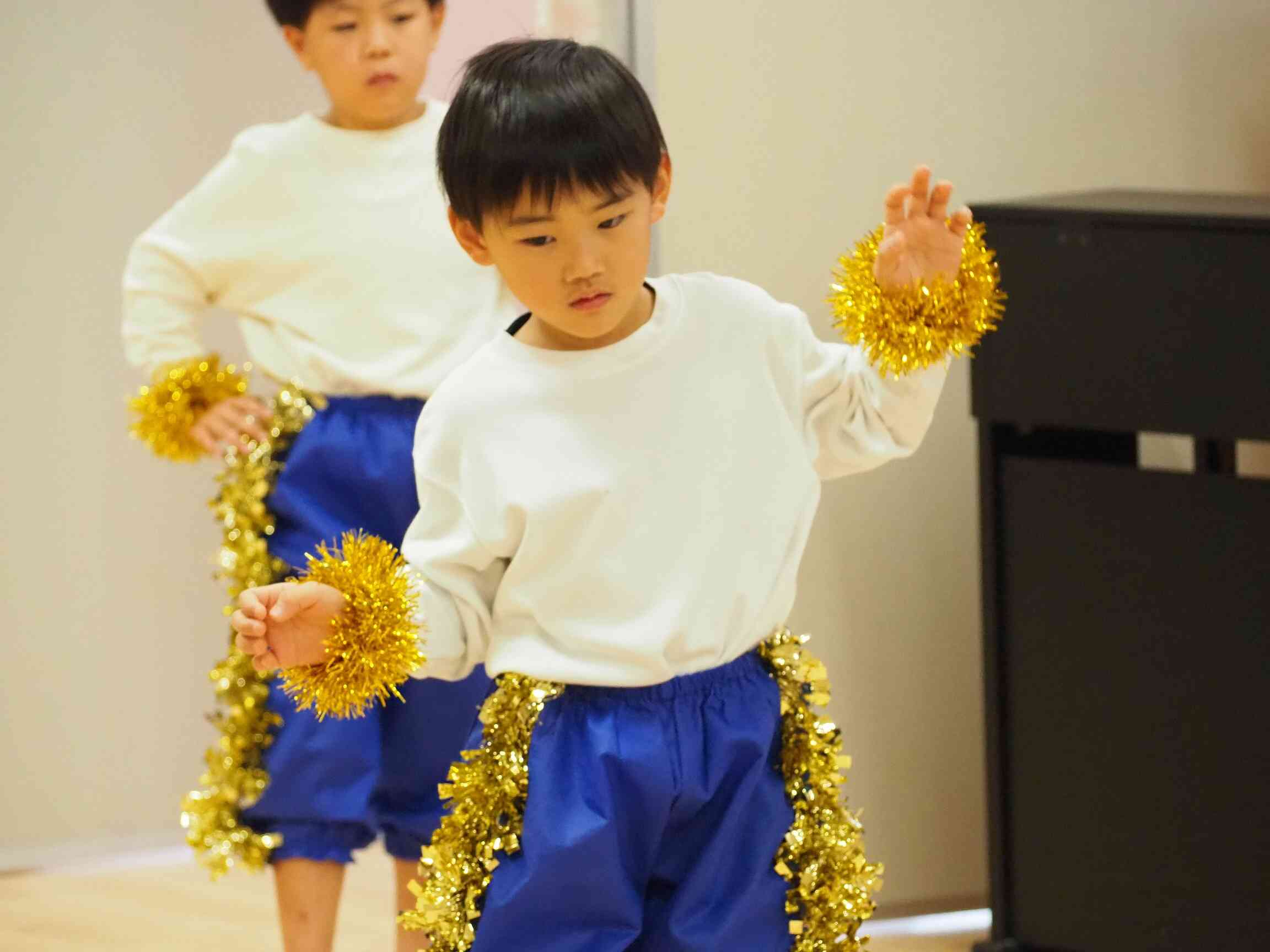 振りを頭の中で確認しながら踊る表情かっこいい！5歳児