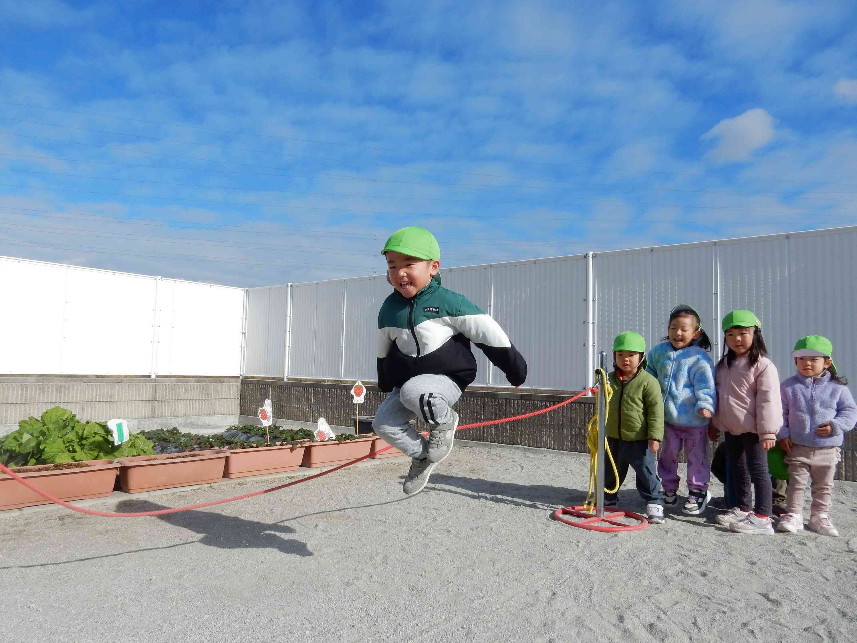 なわとびに挑戦！上手に跳べるよ♪